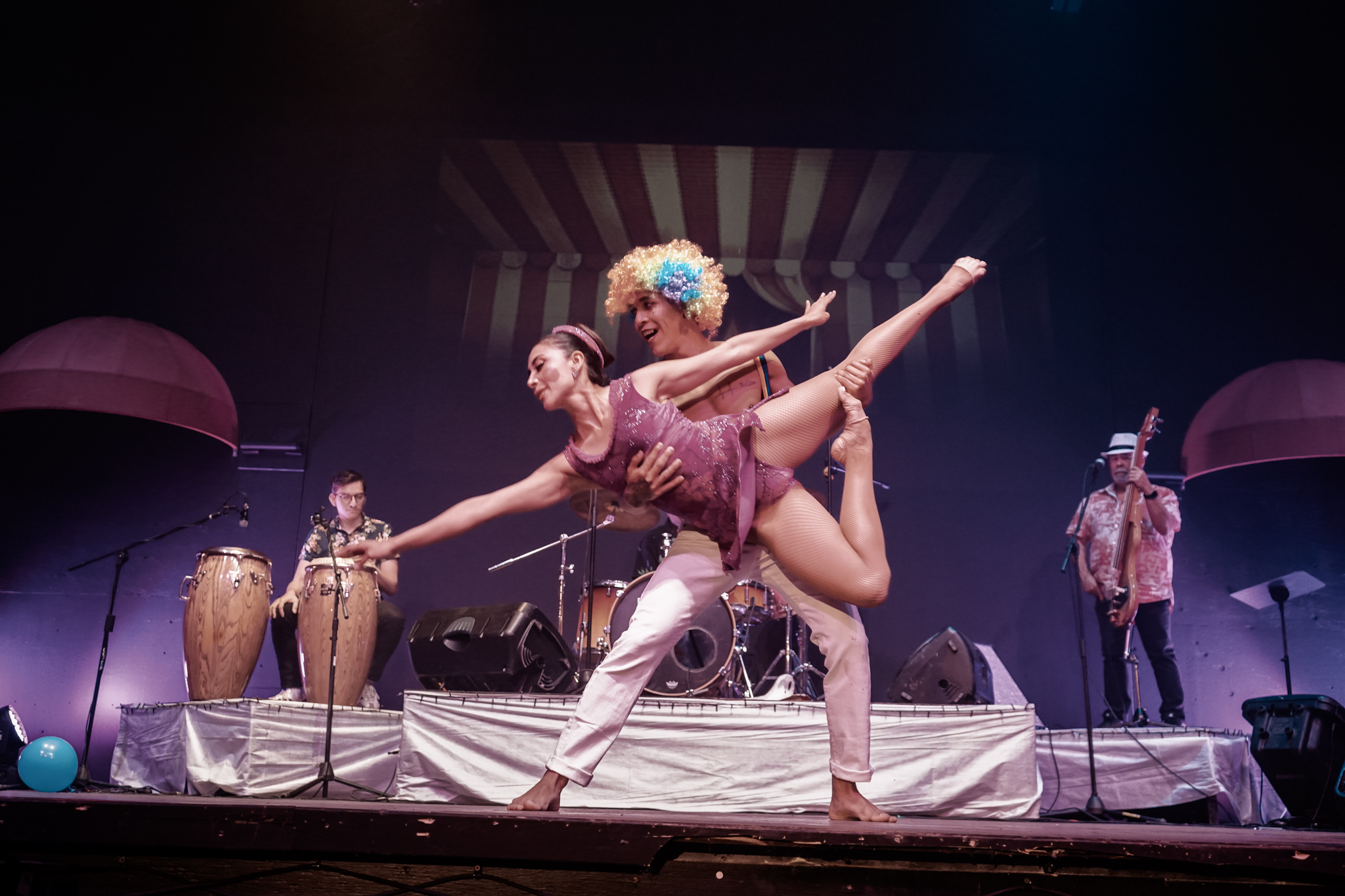 deux artistes sur une scène de spectacle en train de faire une acrobatie