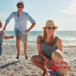 Une famille se détend sur la plage avec un enfant, profitant d'un moment de bonheur ensemble.